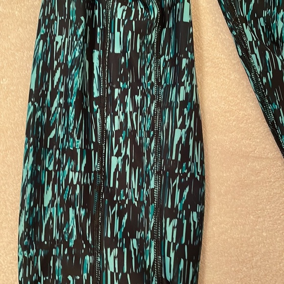 NIKE sz M green black crop workout leggings really good condition!” - Picture 4 of 7